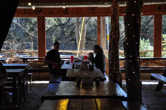 Almoçando na Salt Lick, uma típica churrascaria à moda texana, em Austin, capital do Texas, nos Estados Unidos